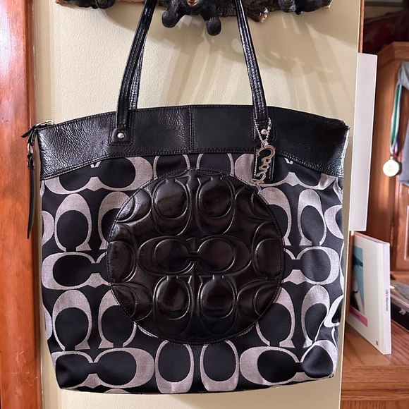 EUC 2011 Coach Laura Signature Bag with 2 handbags black and cream - Picture 1 of 14